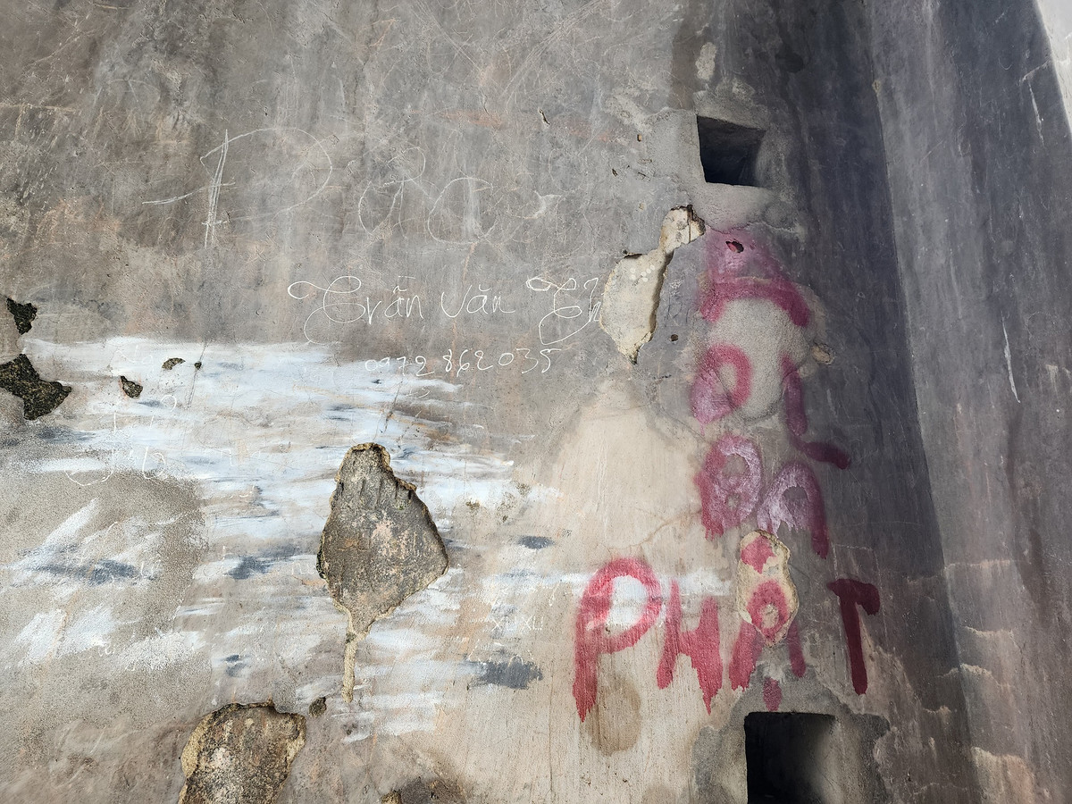 Được đánh giá là công trình có giá trị đặc biệt quan trọng trong lịch sử, nhưng Hoành Sơn Quan đang ngày một bị lãng quên, xâm hại, xuống cấp nghiêm trọng. Ngoài ra, phía trong cổng chi chít những hình vẽ, chữ viết, chữ ký được tẩy xóa trong rất nhem nhuốc; nạn bôi bẩn khiến diện mạo di tích trở nên biến dạng.