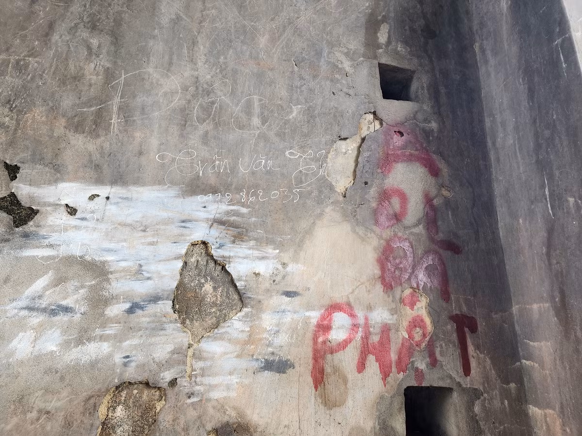 Được đánh giá là công trình có giá trị đặc biệt quan trọng trong lịch sử, nhưng Hoành Sơn Quan đang ngày một bị lãng quên, xâm hại, xuống cấp nghiêm trọng. Ngoài ra, phía trong cổng chi chít những hình vẽ, chữ viết, chữ ký được tẩy xóa trong rất nhem nhuốc; nạn bôi bẩn khiến diện mạo di tích trở nên biến dạng.