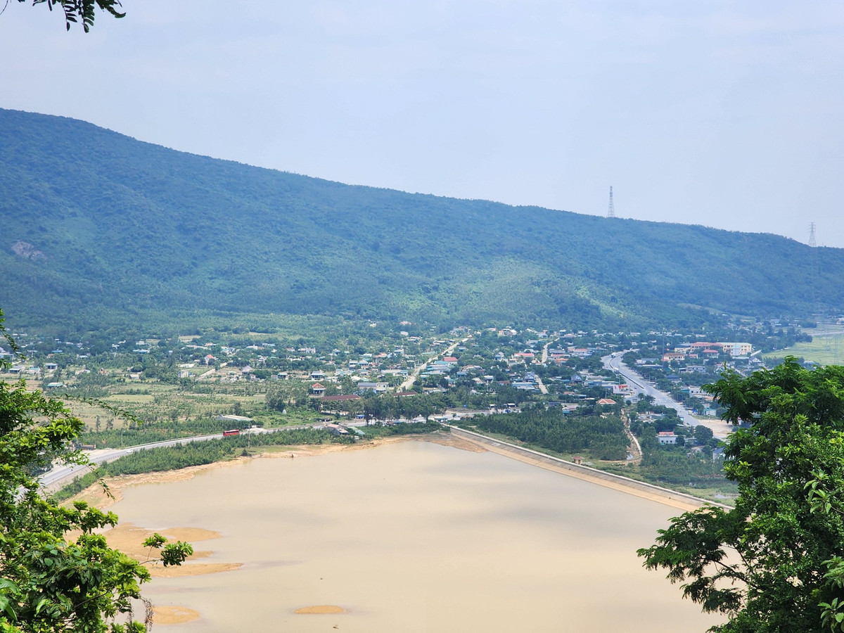 Từ Hoành Sơn Quan nhìn ra phía Hà Tĩnh