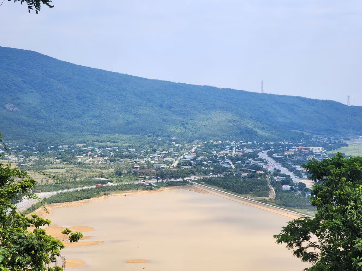 Từ Hoành Sơn Quan nhìn ra phía Hà Tĩnh