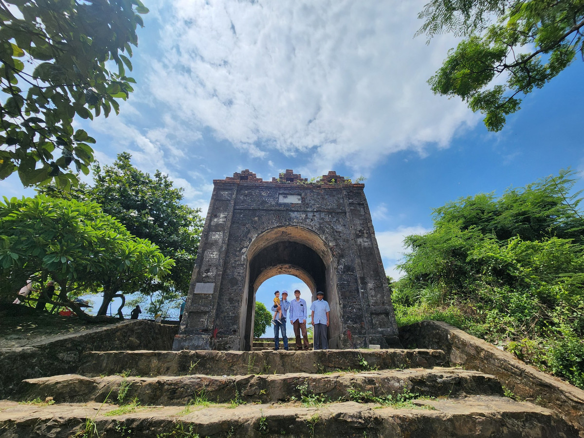 Theo tìm hiểu, Hoành Sơn Quan được cả UBND tỉnh Quảng Bình lẫn Hà Tĩnh xếp hạng di tích lịch sử, văn hóa thuộc tỉnh mình. Tháng 8-2002, Quảng Bình đã xếp hạng Hoành Sơn Quan là di tích lịch sử cấp tỉnh. Đến tháng 3-2005, Hà Tĩnh cũng công nhận là di tích cấp tỉnh mình.