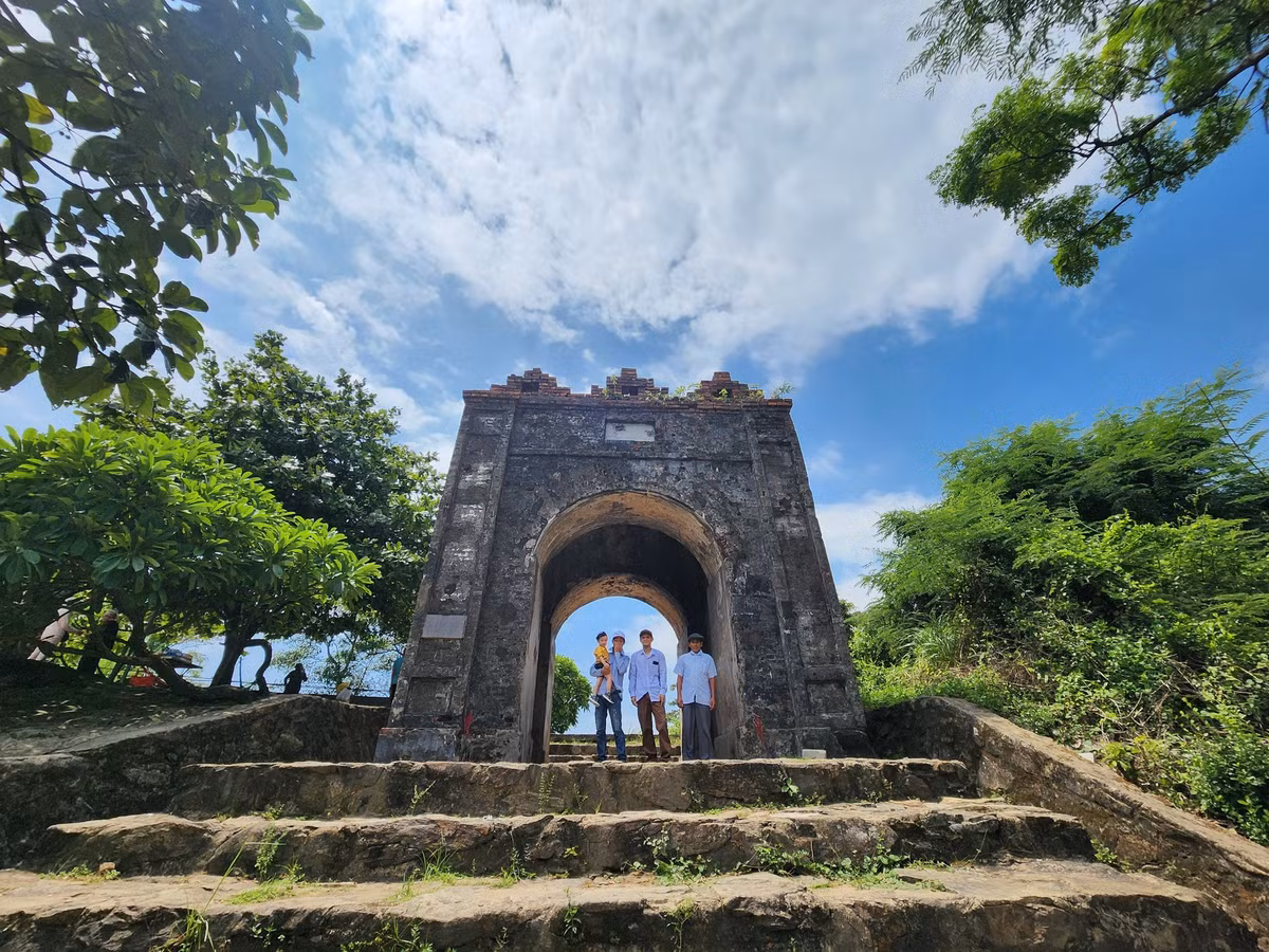 Theo tìm hiểu, Hoành Sơn Quan được cả UBND tỉnh Quảng Bình lẫn Hà Tĩnh xếp hạng di tích lịch sử, văn hóa thuộc tỉnh mình. Tháng 8-2002, Quảng Bình đã xếp hạng Hoành Sơn Quan là di tích lịch sử cấp tỉnh. Đến tháng 3-2005, Hà Tĩnh cũng công nhận là di tích cấp tỉnh mình.