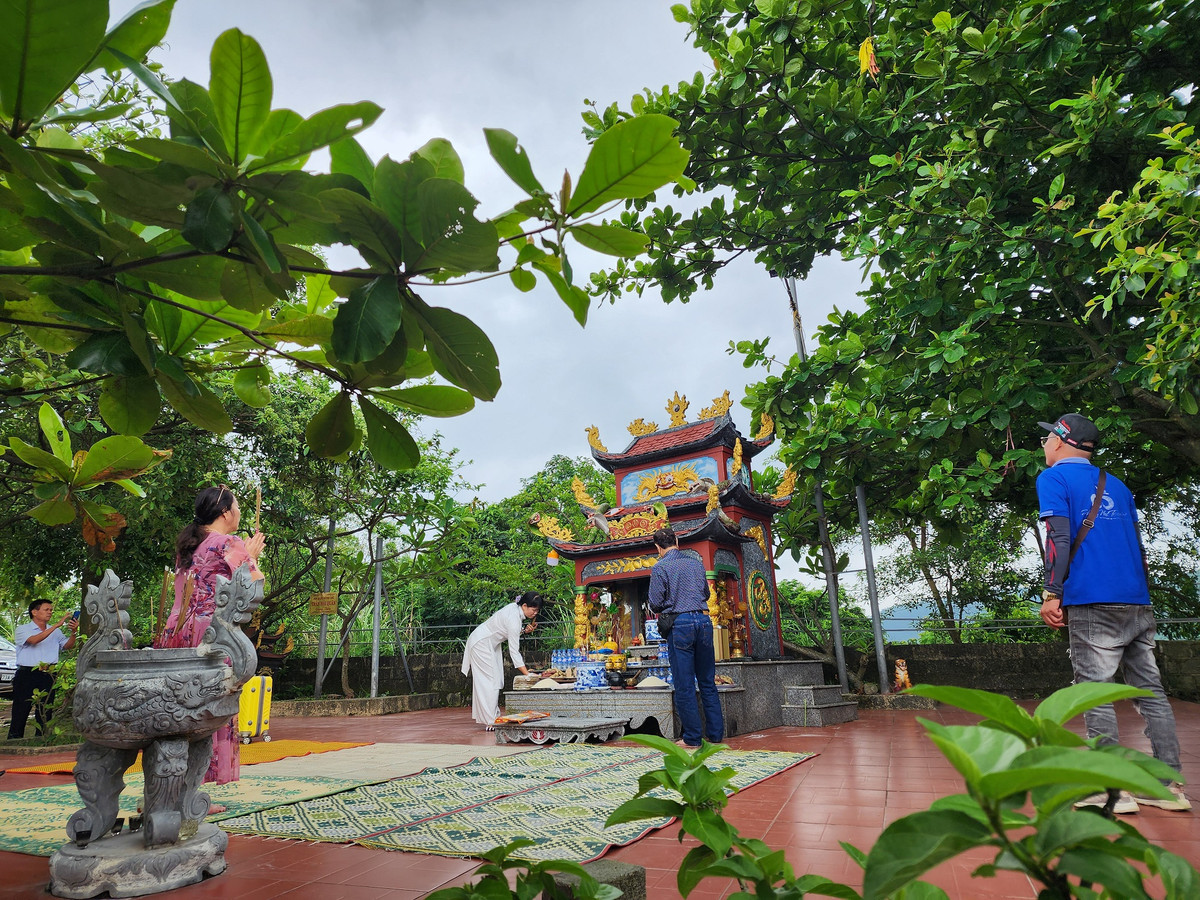 Đáng nói, ngay sát di tích, khoảng 7 năm trước, người dân còn tự ý xây 1 cái miếu lớn xâm phạm di tích, nhưng đã bị Cơ quan chức năng tỉnh Quảng Bình phát hiện, đập bỏ. Tại ngôi miếu này còn tồn lại phần móng, 1 cái am thờ, thi thoảng có đoàn người đến thắp hương, khấn bái.