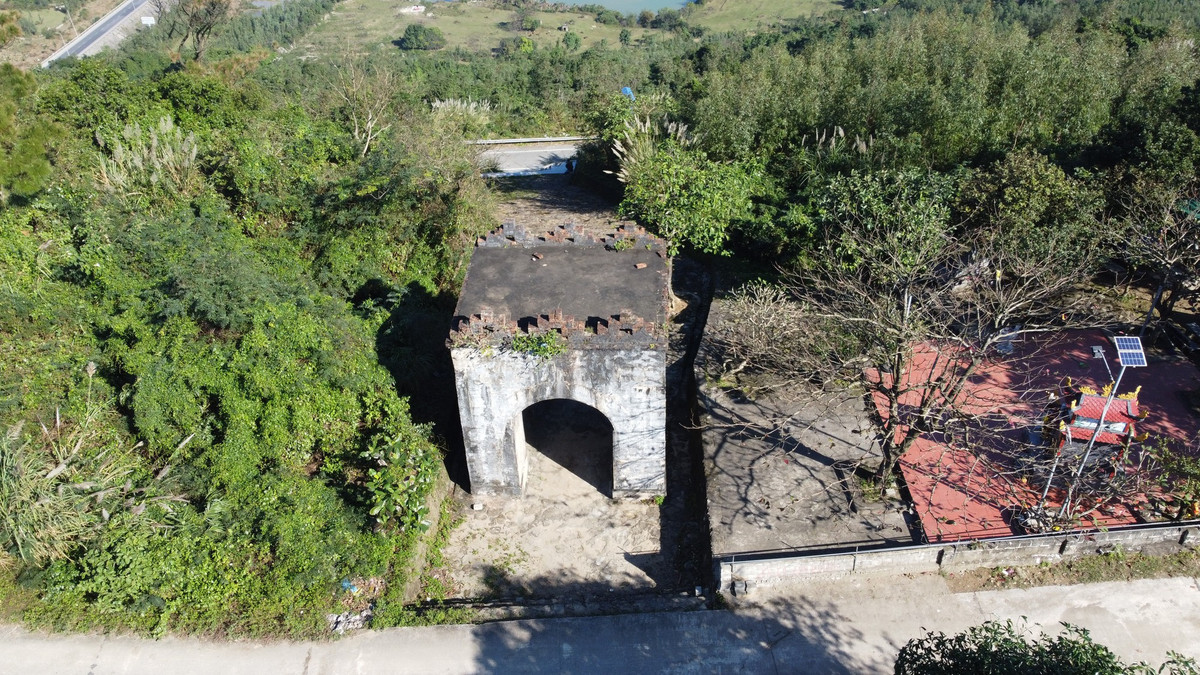 Xung quanh Cổng Trời, nhiều hạng mục dần trở nên xuống cấp và có nguy cơ trở thành phế tích...