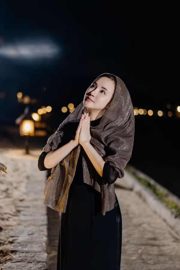 Gương mặt của Vy Oanh được nhận xét na ná với nhiều mỹ nhân Việt trong làng giải trí với mũi cao, da căng bóng và cằm vline.