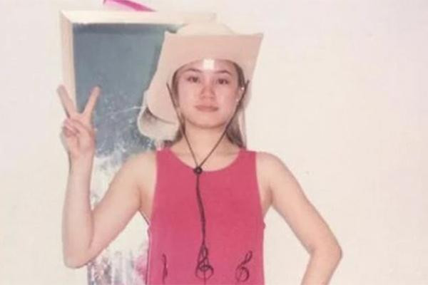 rước đó, trong những hình ảnh quá khứ của Vy Oanh được dân mạng tìm lại, có thể thấy Vy Oanh vốn sở hữu gương mặt bầu bĩnh, xinh xắn cùng vóc dáng cao ráo, gương mặt cô khá mộc mạc với phần sống mũi hơi tẹt và cánh mũi to.