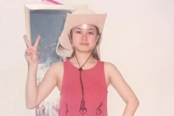 Trước đó, trong những hình ảnh quá khứ của Vy Oanh được dân mạng tìm lại, có thể thấy Vy Oanh vốn sở hữu gương mặt bầu bĩnh, xinh xắn cùng vóc dáng cao ráo, gương mặt cô khá mộc mạc với phần sống mũi hơi tẹt và cánh mũi to.