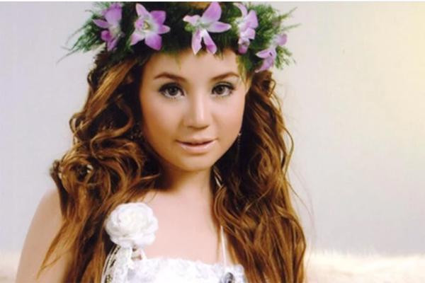 hi ấy, gương mặt của nữ ca sĩ khá tròn trịa.