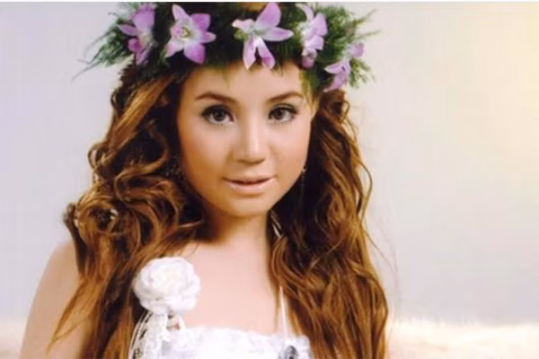 Khi ấy, gương mặt của nữ ca sĩ khá tròn trịa.