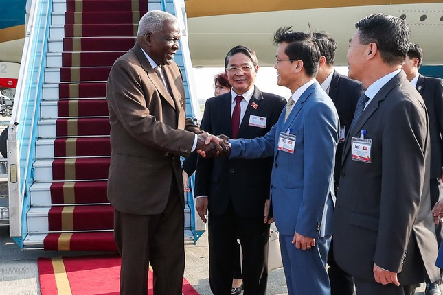 Chu tich Quoc hoi Cuba den san bay Noi Bai, bat dau tham Viet Nam