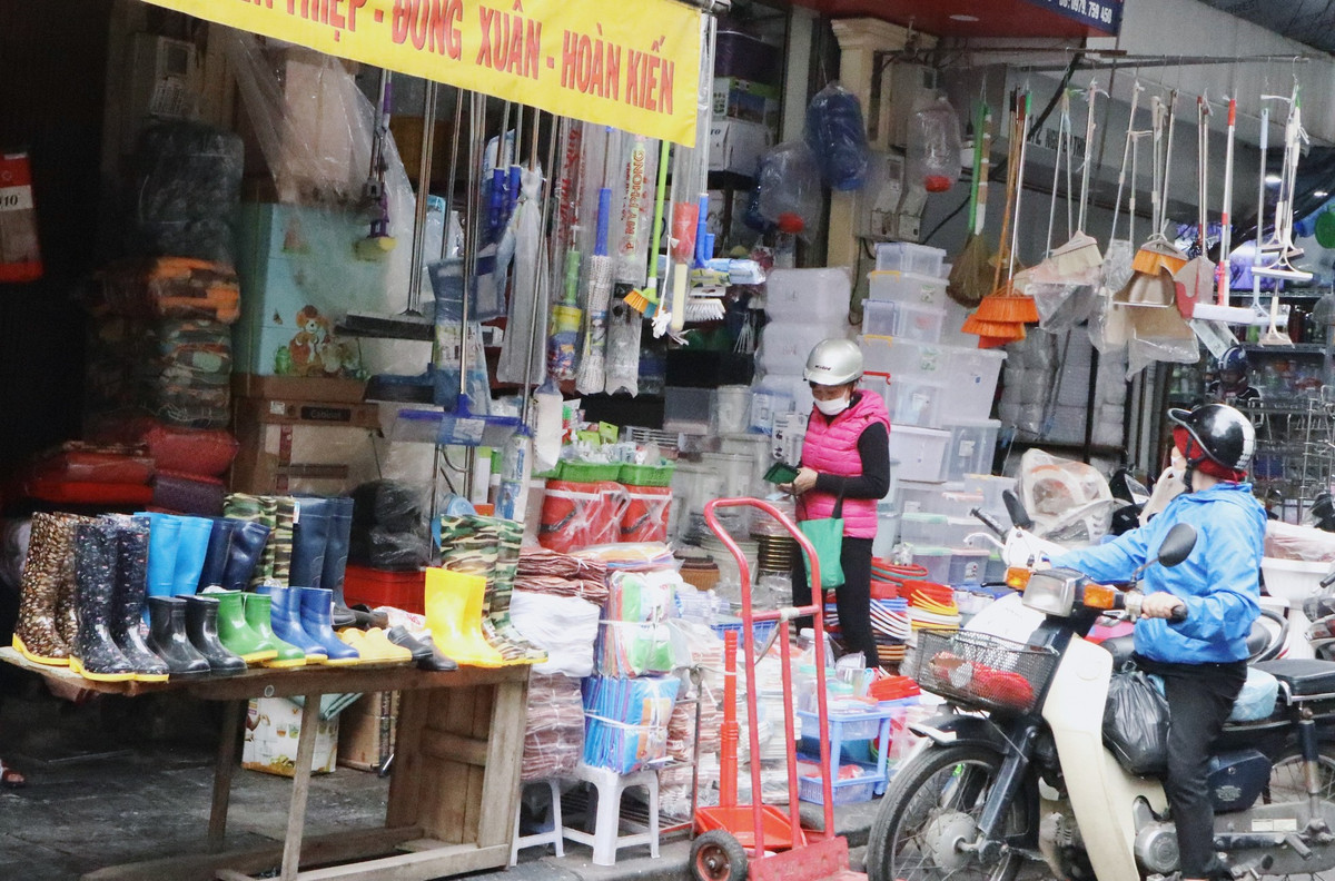 Hầu hết, trên các tuyến đường nội đô hiện nay đều xảy ra tình trạng tái chiếm lòng, lề đường.