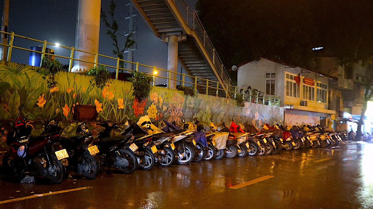 Quán ăn tại đường Phó Đức Chính cướp vỉa hè, bít hết lối đi của người đi bộ ở dưới đường và lên cầu.