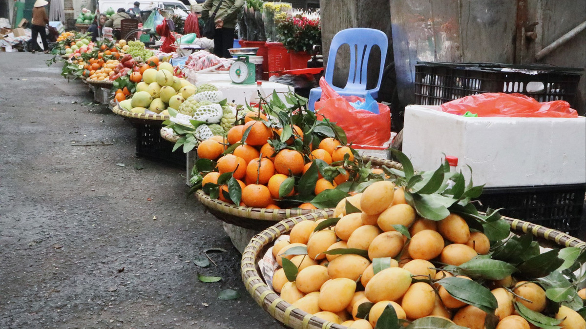 Dưới lòng đường nhiều xe hàng bán hoa quả, nước giải khát nghênh ngang gọi khách mua.