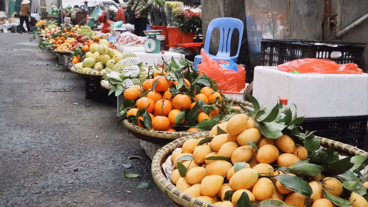 Dưới lòng đường nhiều xe hàng bán hoa quả, nước giải khát nghênh ngang gọi khách mua.
