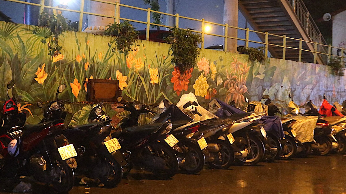 Nói về tình trạng lấn chiếm lòng lề đường, ông Trần Ngọc Đức (người dân sống tại đường Phó Đức Chính, Ba Đình) bức xúc: "Tôi tưởng sau khi thành phố xử lý tình trạng lấn chiếm lòng, lề đường, vỉa hè sẽ thông thoáng nhưng đâu vẫn vào đấy. Con phố này trước cũng dẹp lòng đường, vỉa hè ghê lắm mà giờ lại như không rồi, giờ cao điểm là xe ken đặc hai bên đường".