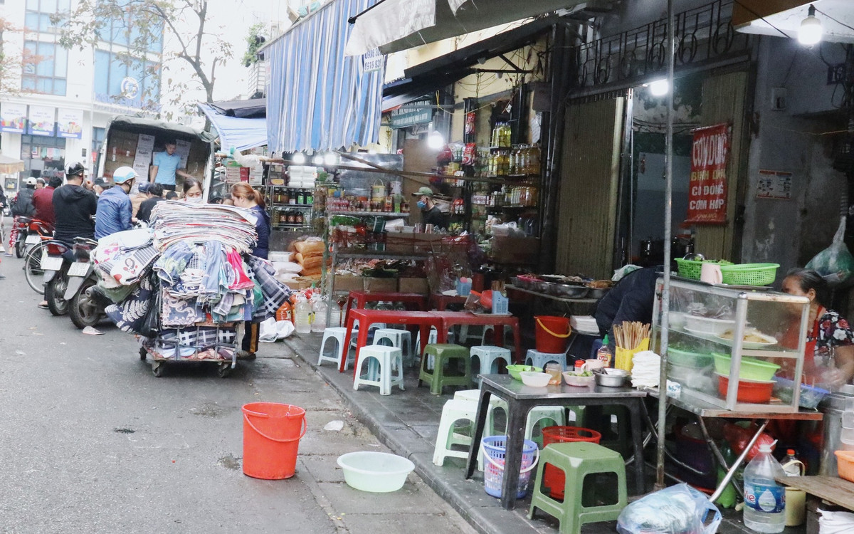 Hàng quán chạy dài, nối đuôi thi nhau "nuốt trọn" vỉa hè.