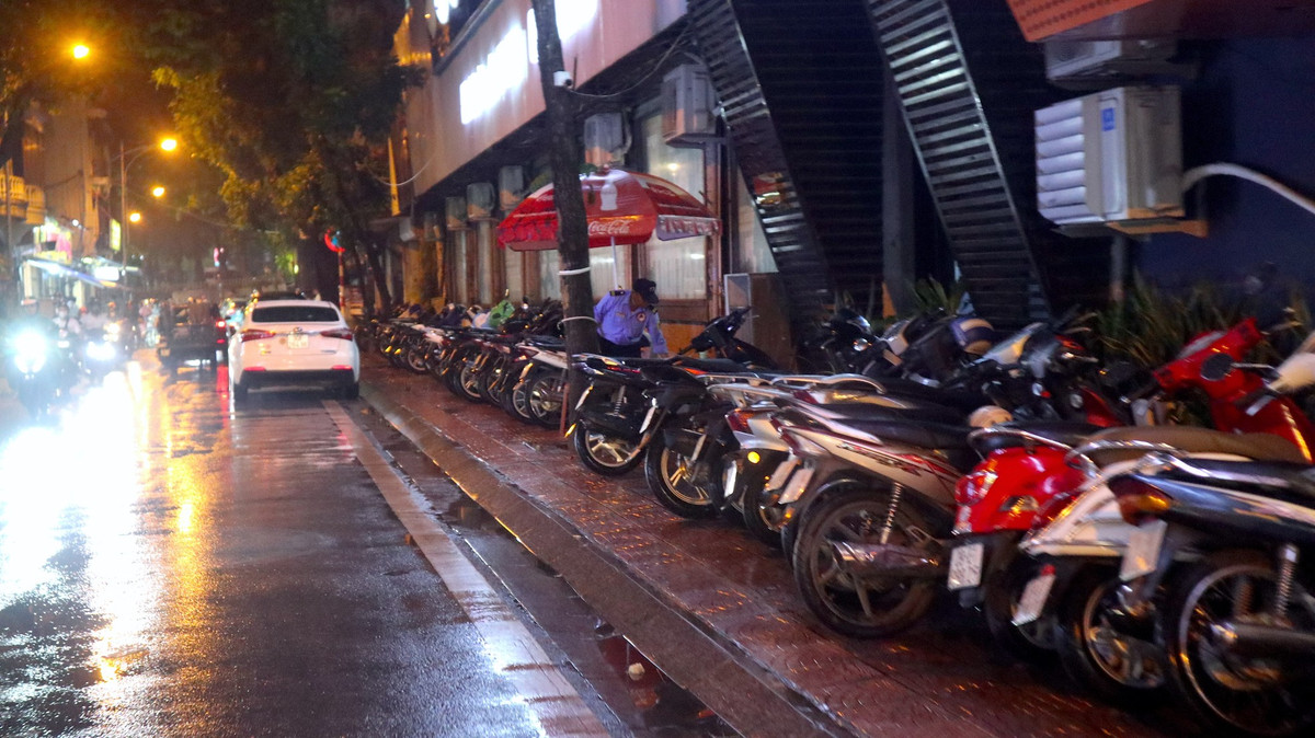 Việc lấn chiếm vỉa hè lòng đường diễn ra nghiêm trọng hơn tại các hàng quán vào buổi tối.