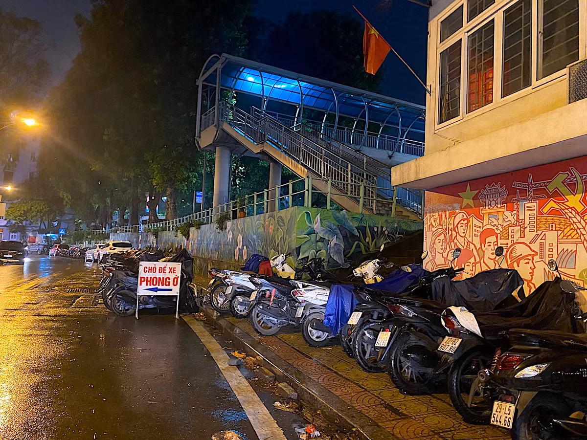 Các hàng ăn ở đây còn ngang nhiên dựng biển chỉ dẫn chỗ để xe để khách hàng vào quán.