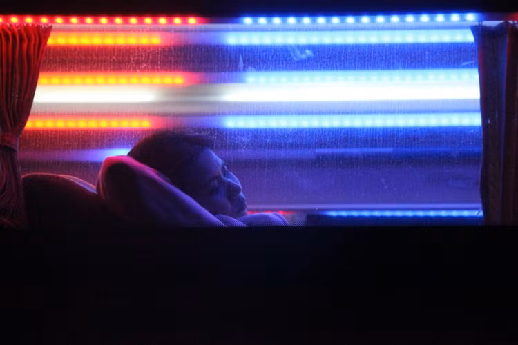 "Dù giá vé có cao hơn chút ít nhưng chúng tôi cảm thấy an tâm, thích thú khi trên hành trình cả ngàn cây số về quê ăn tết trên những chuyến xe tiện nghi như thế này", một hành khách quê ở tỉnh Thái Bình chia sẻ