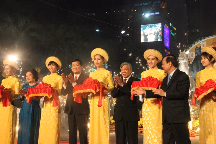 Các vị lãnh đạo cắt băng khai mạc đường hoa Nguyễn Huệ 2014, chính thức mở cửa cho du khách tham quan kéo dài đến 22h ngày mùng 4 Tết