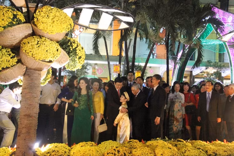 Các vị lãnh đạo đi tham quan đường hoa