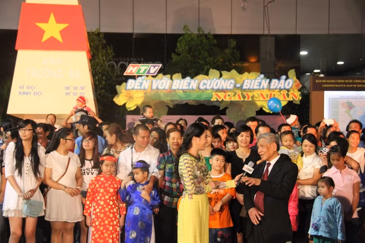 Nguyên tổng bí thư Lê Khả Phiêu tham quan tiểu cảnh Đảo Trường Sa trên đường hoa Nguyễn Huệ