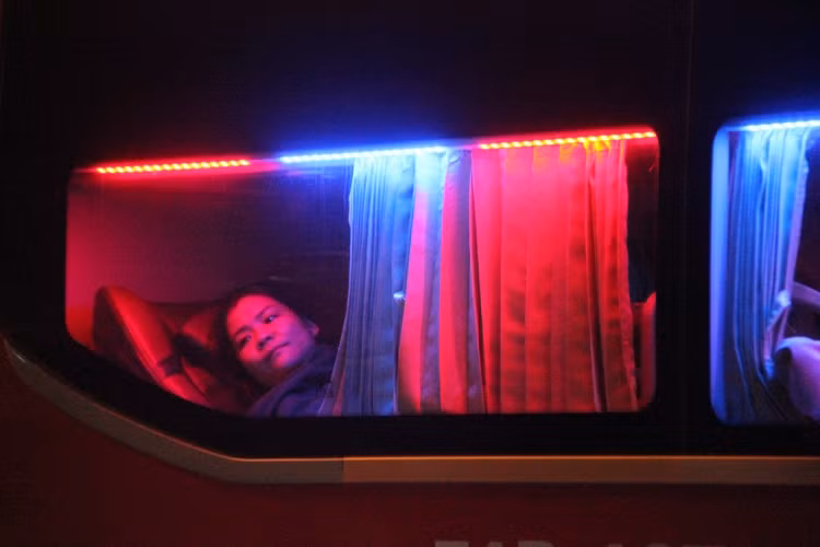 "Phần lớn hành khách dù khó khăn đến đâu cũng cố tìm cho mình chiếc vé xe thương hiệu để về quê và các doanh nghiệp vận tải hoàn toàn đáp ứng được nhu cầu của họ", một chủ doanh nghiệp xe thương hiệu cho biết