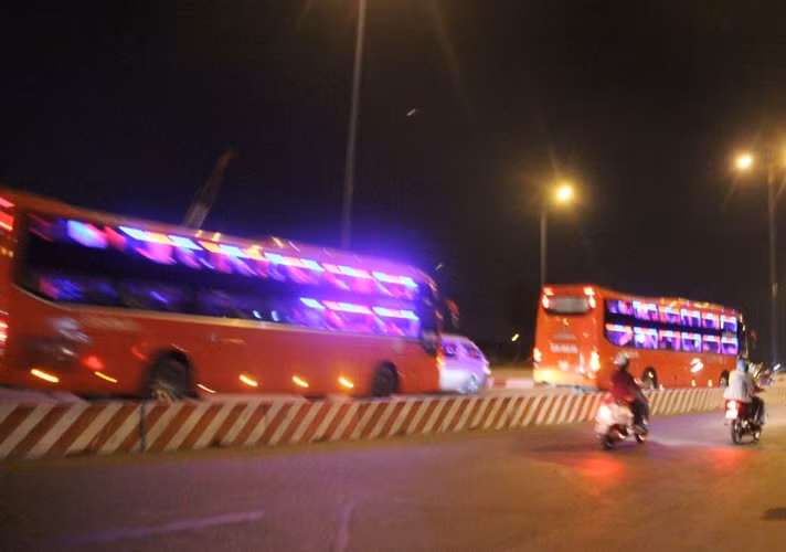 Theo ghi nhận của Kiến Thức, hiện trên địa bàn TP HCM có gần trăm thương hiệu xe khách chất lượng cao với hàng ngàn phương tiện đạt tiêu chuẩn trang bị hiện đại đủ đáp ứng nhu cầu vận chuyển hành khách về các tỉnh miền Trung, phía Bắc