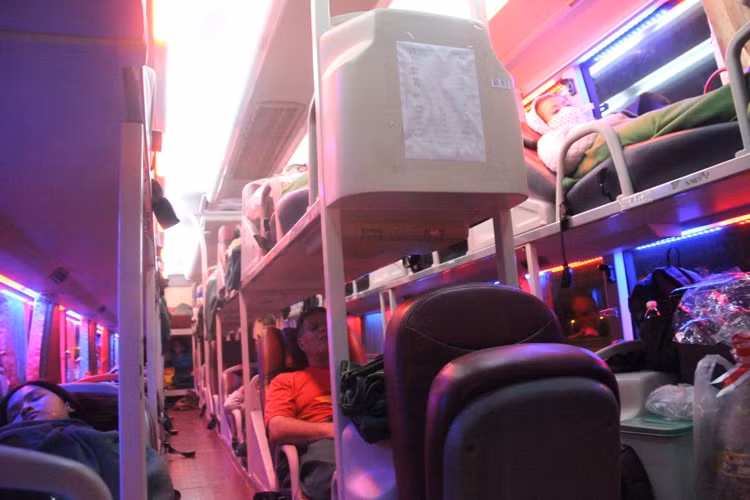 Giờ đây hiếm còn cảnh người dân khổ sở với xe dù nhồi nhét, cơm tù mà đổi lại là những giấc ngủ ngon trong nệm ấm, chăn êm trên những chuyến xe khách chất lượng cao đầy ấn tượng