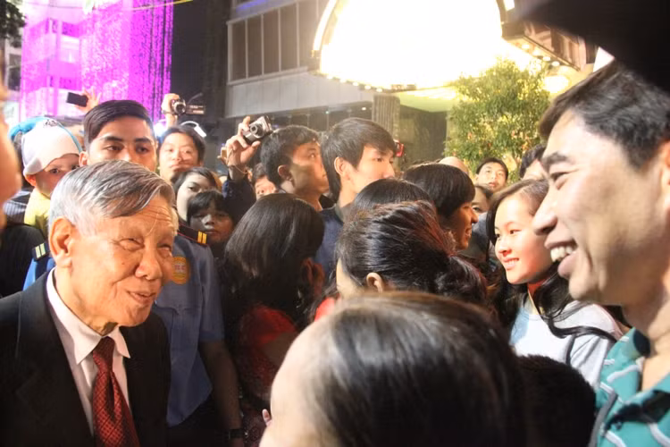 Nguyên tổng bí thư Lê Khả Phiêu thăm hỏi người dân thành phố