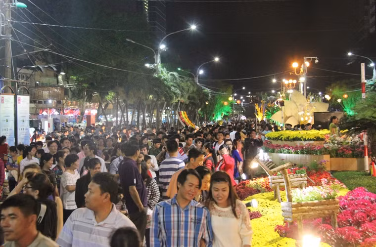 Sau lễ khai mạc, đường hoa Nguyễn Huệ nghẹt kín người tham quan