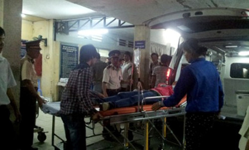 Nạn nhân vụ nổ lò nung được chuyển từ trung tâm y tế huyện Tân Thành về BV Chợ Rẫy cấp cứu trong đêm.