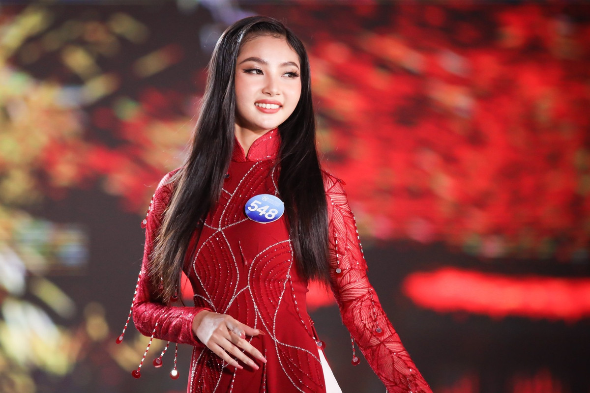 Người đẹp 20 tuổi bày tỏ việc tham gia cuộc thi giúp cô mạnh mẽ và trưởng thành hơn. Trước Hoa hậu Thế giới Việt Nam 2022, Kim Thoa từng tham gia cuộc thi Người đẹp Thời trang Tây Đô và giành giải Hoa khôi.