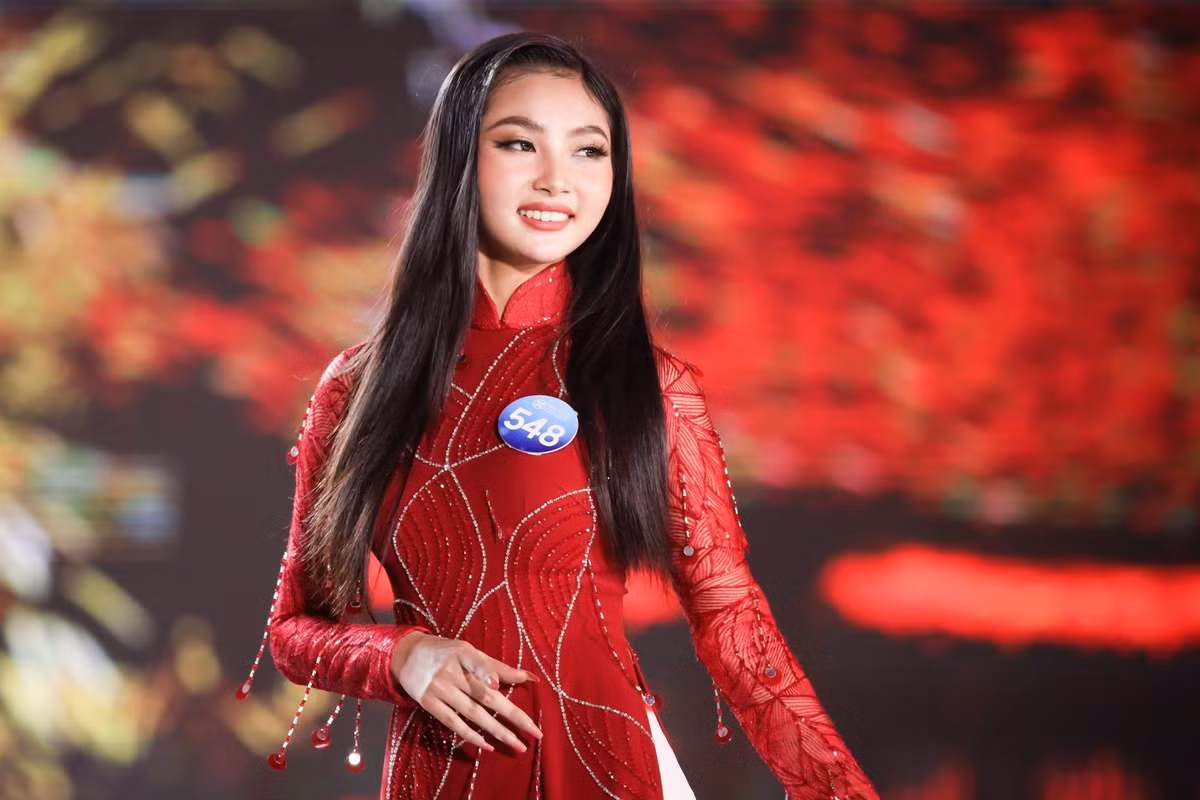 Người đẹp 20 tuổi bày tỏ việc tham gia cuộc thi giúp cô mạnh mẽ và trưởng thành hơn. Trước Hoa hậu Thế giới Việt Nam 2022, Kim Thoa từng tham gia cuộc thi Người đẹp Thời trang Tây Đô và giành giải Hoa khôi.