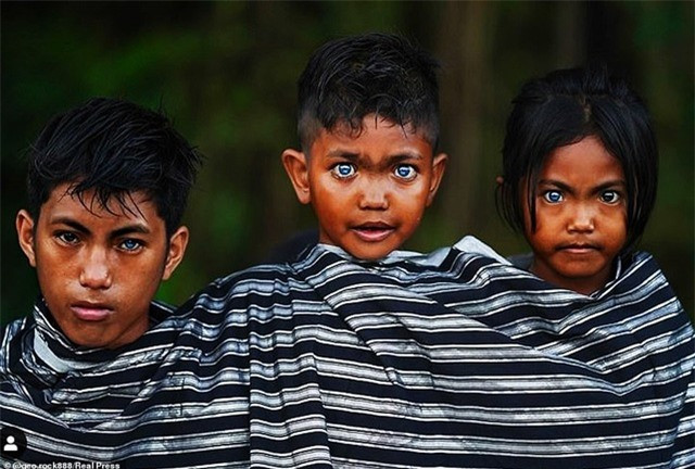 Bộ lạc ai cũng có đôi mắt xanh thăm thẳm như đại dương và bí ẩn phía sau ảnh 2