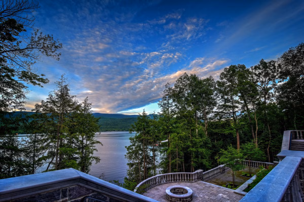 Căn biệt thự được rao bán vào thời điểm thị trường nhà ở Canada đang lao dốc đáng kể. Tuy nhiên, theo ông Paul Dalbec, một nhà môi giới bất động sản, thị trường bất động sản cao cấp không bị ảnh hưởng bởi xu hướng này. "Đối với những khách hàng cân nhắc mua nhà ở tầm giá đó, lãi suất không phải vấn đề cần quan tâm. Họ thường trả bằng tiền mặt", ông chia sẻ.
