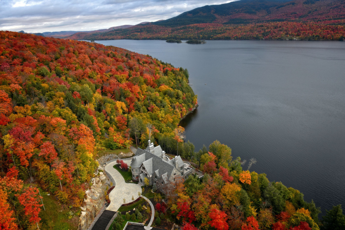 "Khu vực gần hồ Tremblant rất đẹp và đắt đỏ", ông Dalbec nói thêm. Ông không tiết lộ thông tin về người bán và cho rằng những người mua thường sở hữu nhiều ngôi nhà.