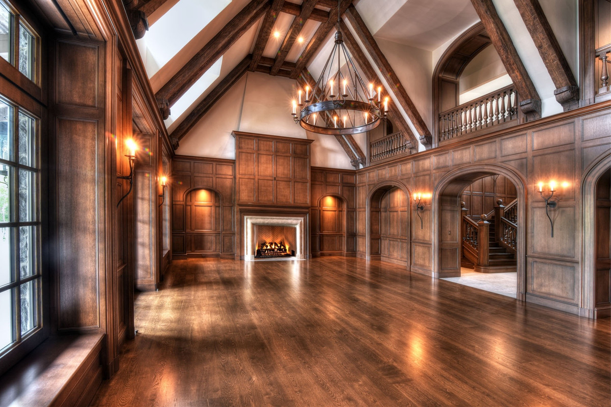 Căn biệt thự rộng 1.746 m2, nằm trên một khu đất 21 ha gần khu trượt tuyết Mont-Tremblant và hồ Tremblant. Căn nhà có 6 phòng ngủ, 7 phòng tắm, hầm rượu với khoảng 1.000 chai, spa riêng và thang máy.