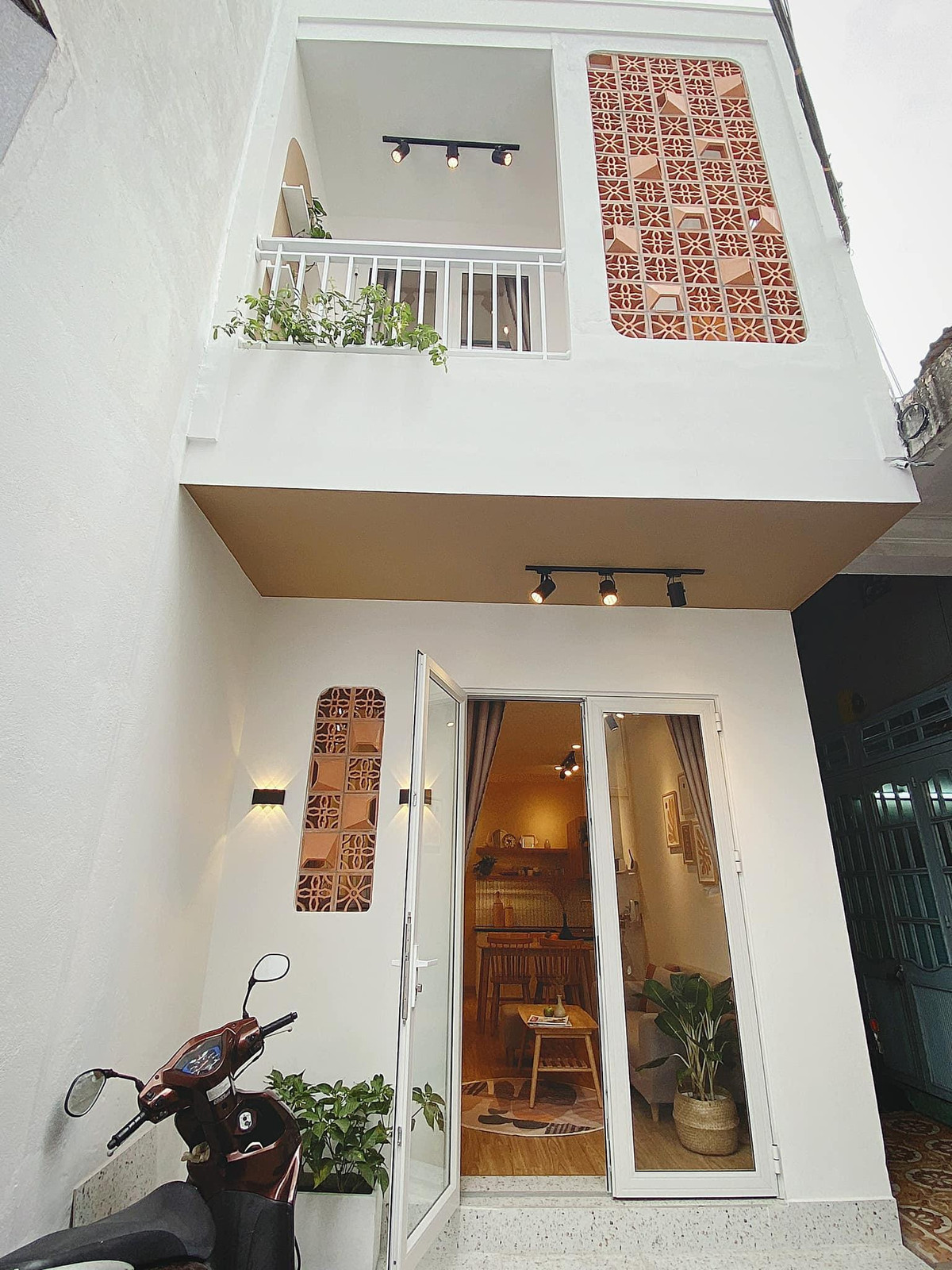 Nha pho 2 mat ngo hoa khong gian song Han Quoc sau cai tao