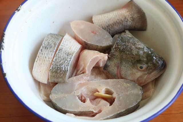 Hấp cá đừng cho thẳng vào nồi, thêm 1 bước cá hấp thơm ngon - Hình 2 Hap ca dung cho thang vao noi, them 1 buoc ca hap thom ngon-Hinh-2