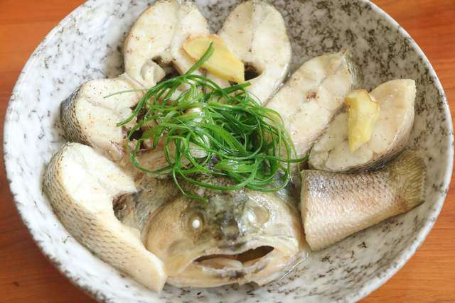 Hấp cá đừng cho thẳng vào nồi, thêm 1 bước cá hấp thơm ngon - Hình 4 Hap ca dung cho thang vao noi, them 1 buoc ca hap thom ngon-Hinh-4