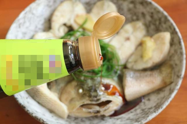 Hấp cá đừng cho thẳng vào nồi, thêm 1 bước cá hấp thơm ngon - Hình 5 Hap ca dung cho thang vao noi, them 1 buoc ca hap thom ngon-Hinh-5