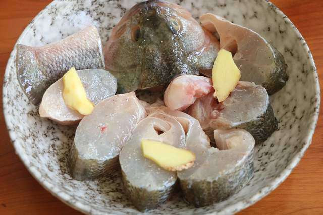 Hấp cá đừng cho thẳng vào nồi, thêm 1 bước cá hấp thơm ngon - Hình 3 Hap ca dung cho thang vao noi, them 1 buoc ca hap thom ngon-Hinh-3