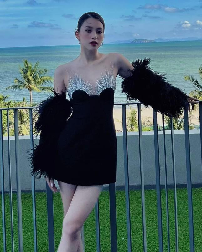 Chân dài chọn cách búi tóc kiêu kỳ và màu son đỏ quyến rũ tôn gương mặt tỷ lệ vàng.