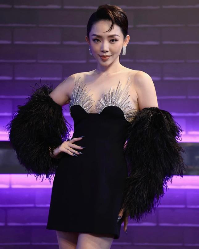 iểm nhấn của thiết kế là chi tiết đính đá lấp lánh ở ngực váy, đi kèm lông vũ kiêu sa ở hai bên cánh tay. Người đẹp phối cùng giày đính đá gắn nơ khai thác đôi chân dài thẳng tắp.