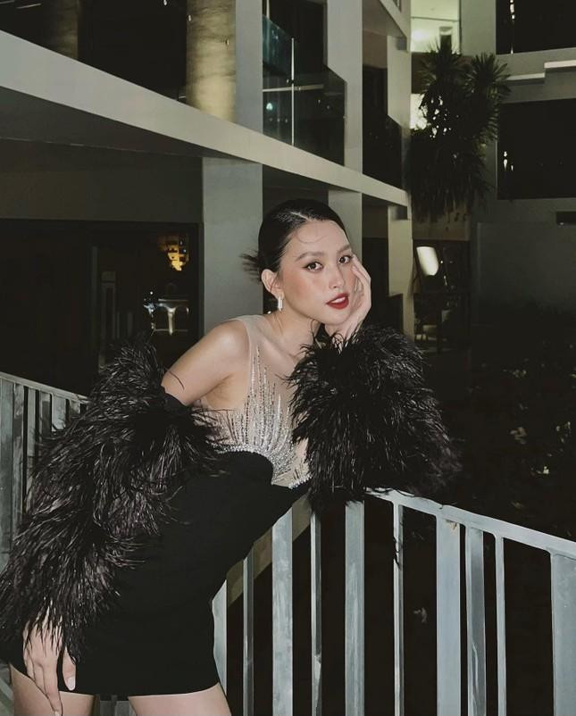 oa hậu Việt Nam 2018 tạo dáng khoe body đồng hồ cát.