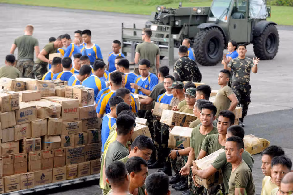 Các tổ chức nhân đạo quốc tế đang dốc sức giúp đỡ người dân Philippines trong khi Trung Quốc lại thờ ơ