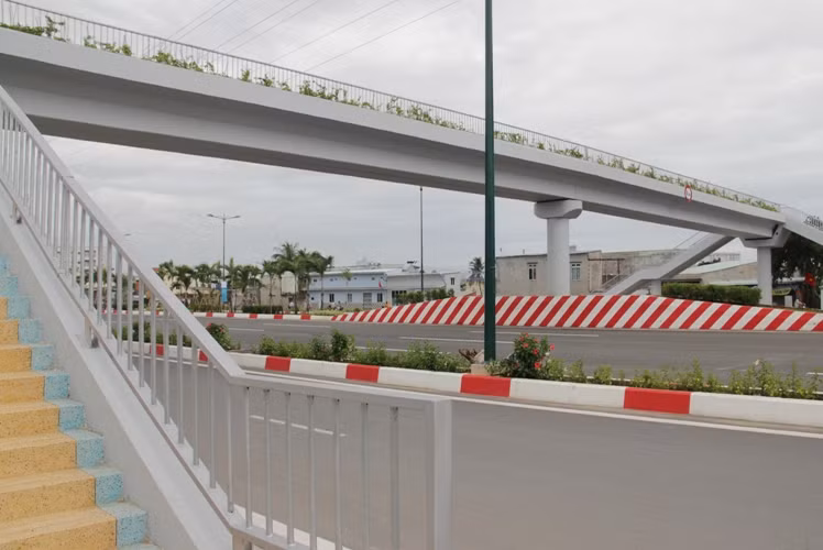 Cầu bộ hành băng ngang đường Phạm Văn Đồng