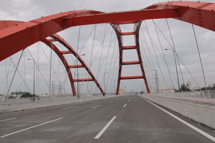 Cầu dài hơn 1km gồm 8 làn xe, có 2 mái vòm bằng thép lớn nhất Việt Nam