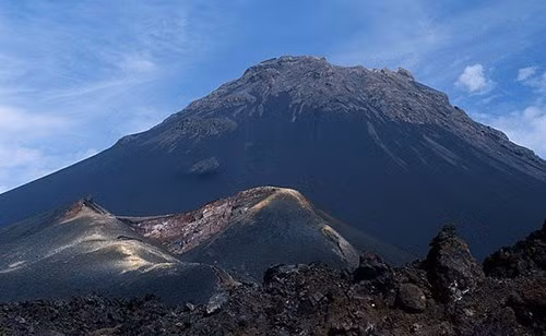Ngọn núi lửa ở Cape Verde phun trào lần gần nhất năm 1995 và tới nay vẫn âm ỉ hoạt động. Phía bên trong lòng chảo lớn của nó, du khách có thể chiêm ngưỡng dòng nham thạch chảy.